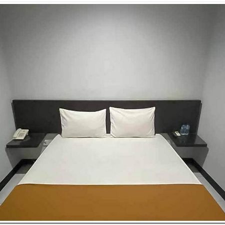 Losmen Family Syariah Bypass Juanda Mitra Reddoorz Brebek Екстер'єр фото